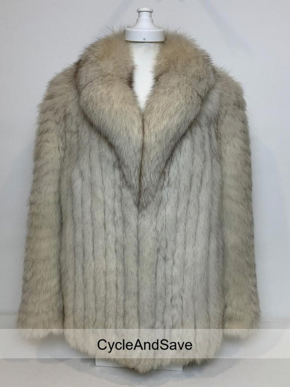 SAGA FOX Vintage Genuine Silver Fox Fur Coat - Luxurious 100% Fur Elegance